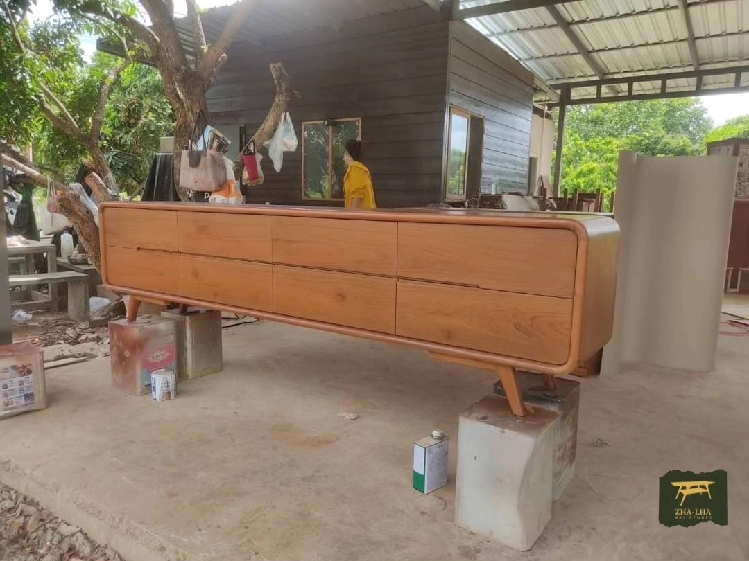 ไซด์บอร์ด 8 ลิ้นชัก งานนี้ลงสีสักธรรมชาติ ดูสวย อบอุ่นไปอีกแบบค่ะ ไซด์บอร์ด 8 ลิ้นชัก