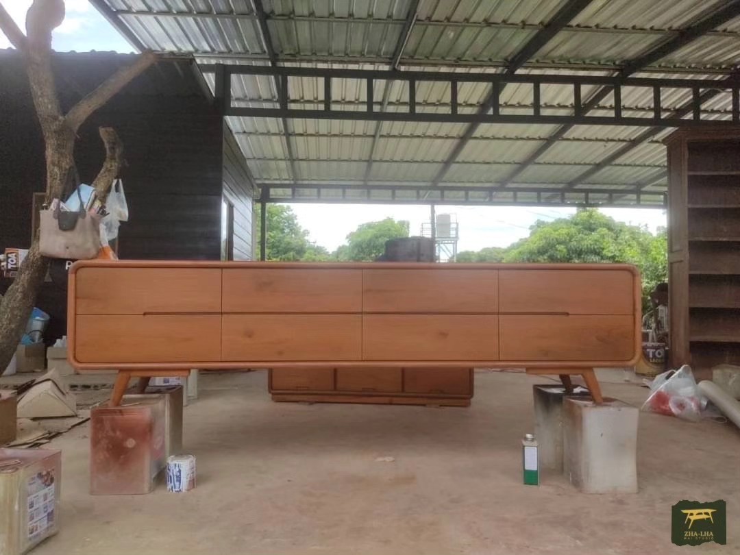 ไซด์บอร์ด 8 ลิ้นชัก งานนี้ลงสีสักธรรมชาติ ดูสวย อบอุ่นไปอีกแบบค่ะ ไซด์บอร์ด 8 ลิ้นชัก