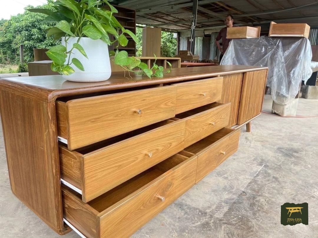 ตู้ไซด์บอร์ด 6 ลิ้นชัก ไซด์บอร์ดไม้สัก ตัวยาว มาพร้อมกับที่เก็บของสองสไตล์ แบบบานเลื่อนและแบบลิ้นชัก ประหยัดพื้นที่ คุ้มค่าสุดๆ ตู้ไซด์บอร์ด 6 ลิ้นชัก