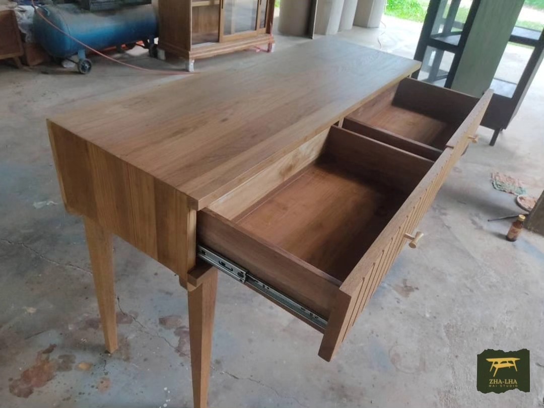 โต๊ะทำงานไม้ ทรงสวย เข้ากับบ้านได้หลากหลายแบบ มาพร้อม 2 ลิ้นชักไม้สักรางลูกปืน โต๊ะทำงานไม้สัก