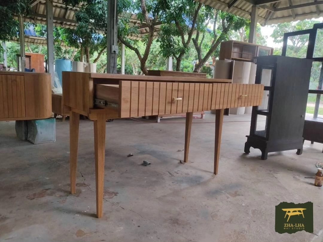โต๊ะทำงานไม้ ทรงสวย เข้ากับบ้านได้หลากหลายแบบ มาพร้อม 2 ลิ้นชักไม้สักรางลูกปืน โต๊ะทำงานไม้สัก