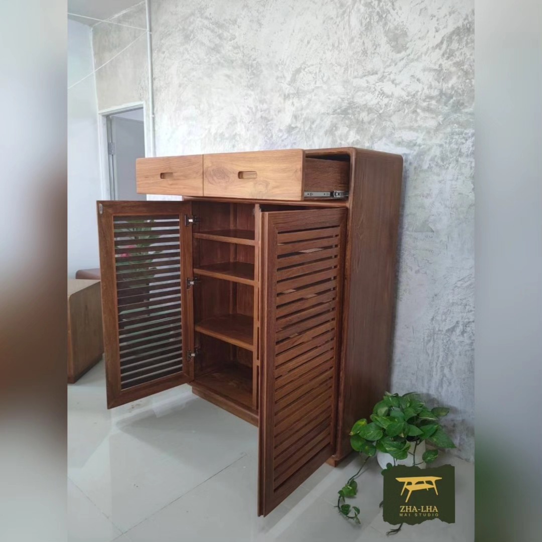 ตู้เก็บรองเท้าไม้สักเก่า เฟอร์นิเจอร์แต่งบ้านที่ช่วยจัดระเบียบให้พื้นที่ดูสะอาดสะอ้าน แถมยังช่วยป้องกันสัตว์ตัวเล็กตัวน้อยเข้าไปอยู่ในรองเท้าได้อีกด้วย ตู้รองเท้า 2 ลิ้นชัก