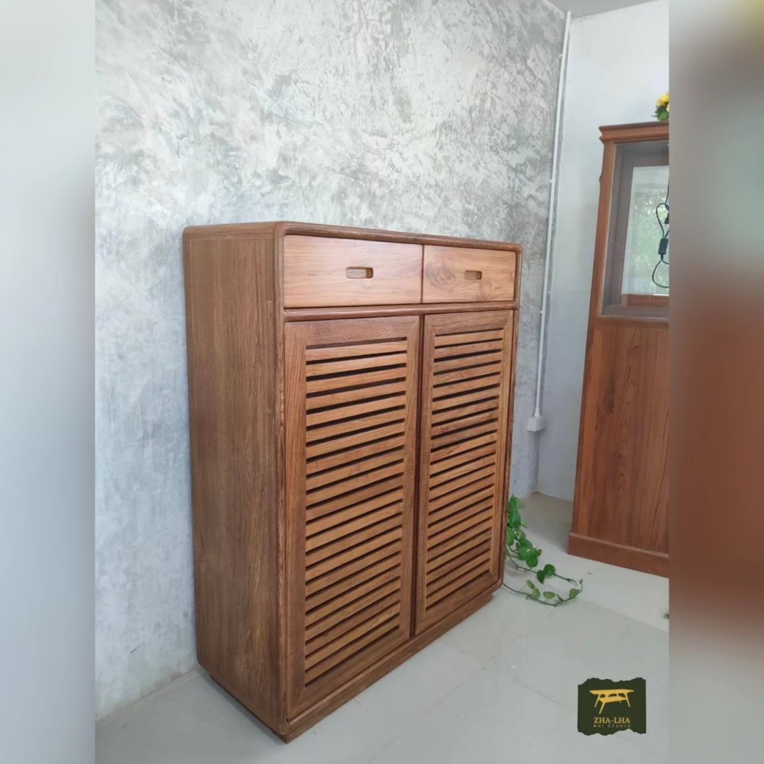 ตู้เก็บรองเท้าไม้สักเก่า เฟอร์นิเจอร์แต่งบ้านที่ช่วยจัดระเบียบให้พื้นที่ดูสะอาดสะอ้าน แถมยังช่วยป้องกันสัตว์ตัวเล็กตัวน้อยเข้าไปอยู่ในรองเท้าได้อีกด้วย ตู้รองเท้า 2 ลิ้นชัก