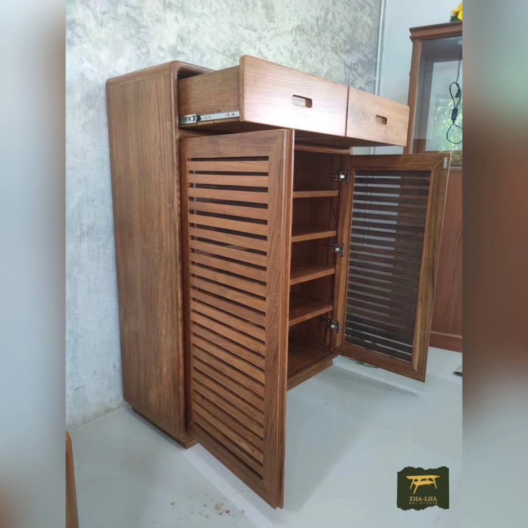 ตู้เก็บรองเท้าไม้สักเก่า เฟอร์นิเจอร์แต่งบ้านที่ช่วยจัดระเบียบให้พื้นที่ดูสะอาดสะอ้าน แถมยังช่วยป้องกันสัตว์ตัวเล็กตัวน้อยเข้าไปอยู่ในรองเท้าได้อีกด้วย ตู้รองเท้า 2 ลิ้นชัก