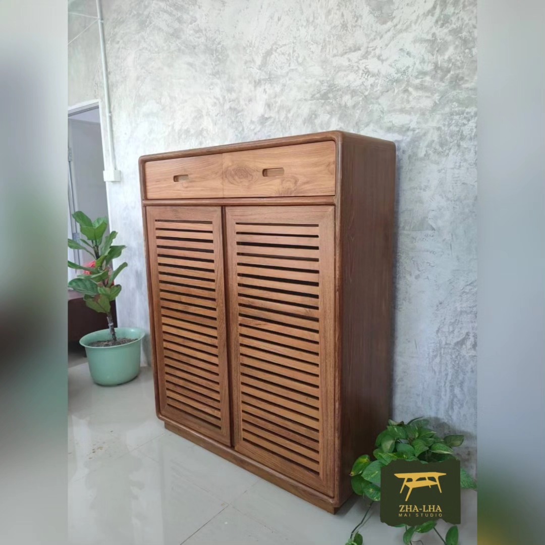 ตู้เก็บรองเท้าไม้สักเก่า เฟอร์นิเจอร์แต่งบ้านที่ช่วยจัดระเบียบให้พื้นที่ดูสะอาดสะอ้าน แถมยังช่วยป้องกันสัตว์ตัวเล็กตัวน้อยเข้าไปอยู่ในรองเท้าได้อีกด้วย ตู้รองเท้า 2 ลิ้นชัก