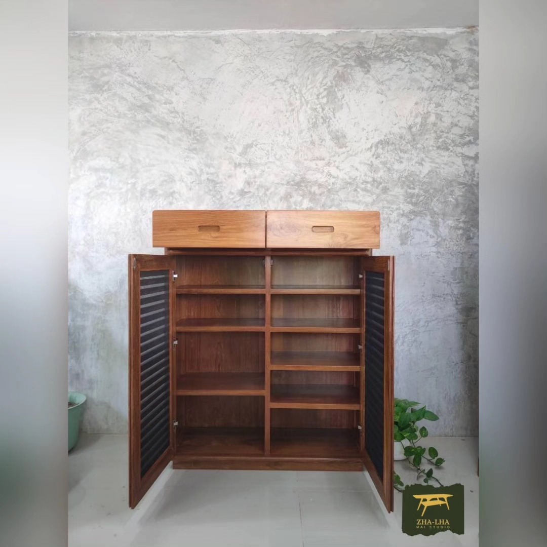 ตู้เก็บรองเท้าไม้สักเก่า เฟอร์นิเจอร์แต่งบ้านที่ช่วยจัดระเบียบให้พื้นที่ดูสะอาดสะอ้าน แถมยังช่วยป้องกันสัตว์ตัวเล็กตัวน้อยเข้าไปอยู่ในรองเท้าได้อีกด้วย ตู้รองเท้า 2 ลิ้นชัก